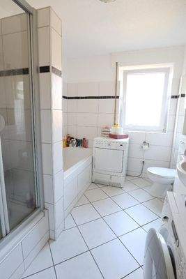 Bad mit Dusche/Badewanne