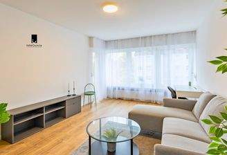 Möbliertes Wohnen: Sanierte 2-Zi.-Wohnung mit Loggia am Fernsehturm