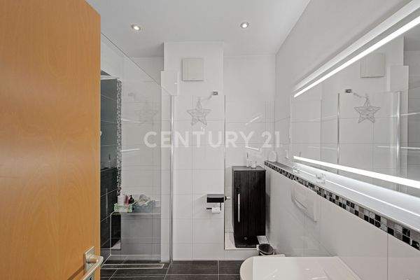 Duschbad mit großer Dusche