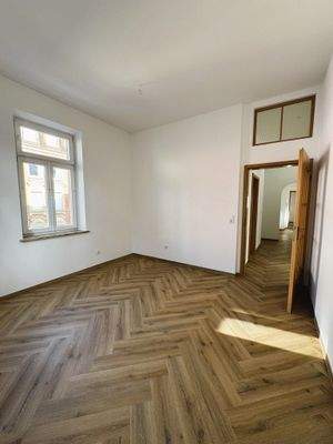 Helles Zimmer mit Parkett