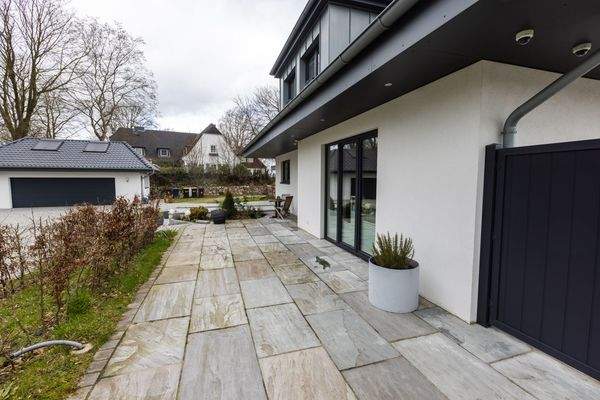 Umlaufende Terrassenflächen