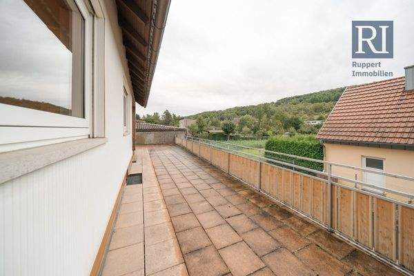 Terrasse mit Blick auf Gartengrundstück