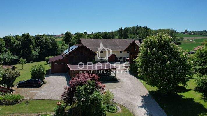 Straßenansicht & Stellplätze