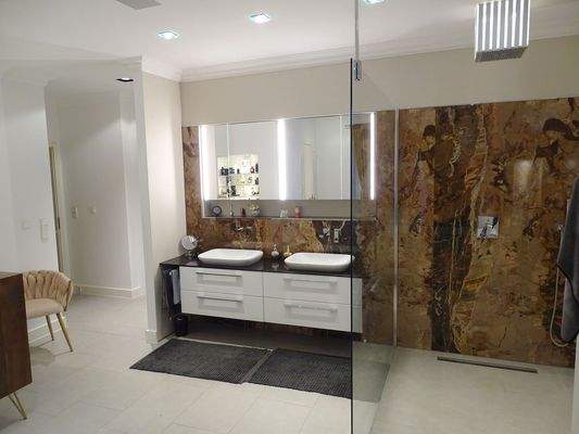 Elegante Badausstattung; WC separat