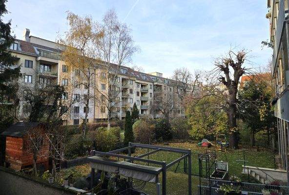 Blick in den Garten und Nachbar-Wohngebäude