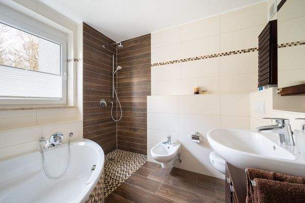 Tageslichtbad mit Wanne und Dusche