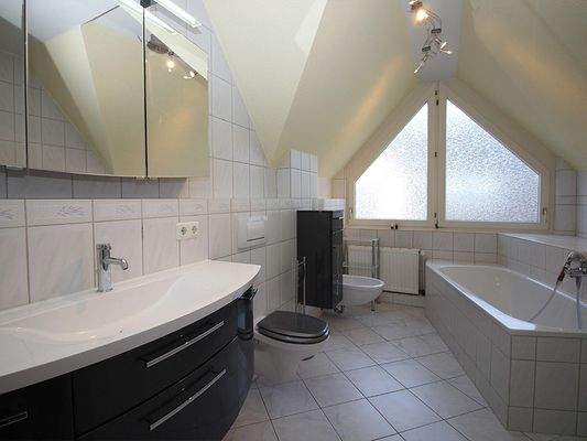 Lichtdurchflutetes Vollbad