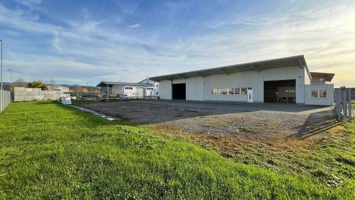 Großzügige Freifläche, ideal zur Lagerung und zum Rangieren von LWKs