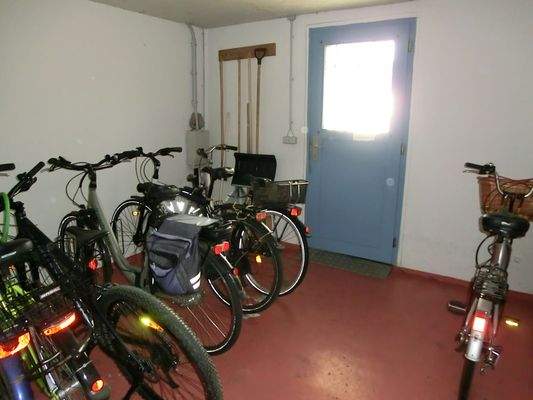 13 Fahrradkeller 2 mit Hinterausgang.JPG