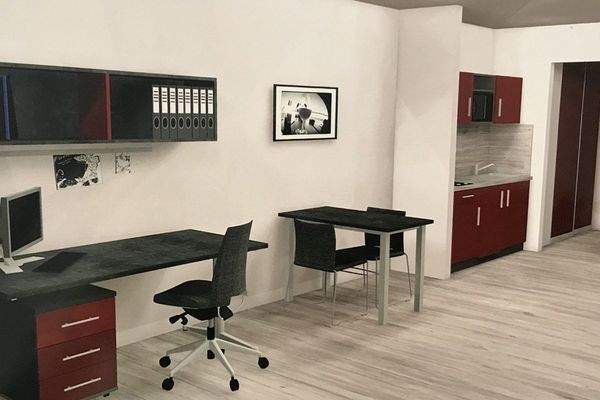 Küchenzeile und Arbeitsplatz