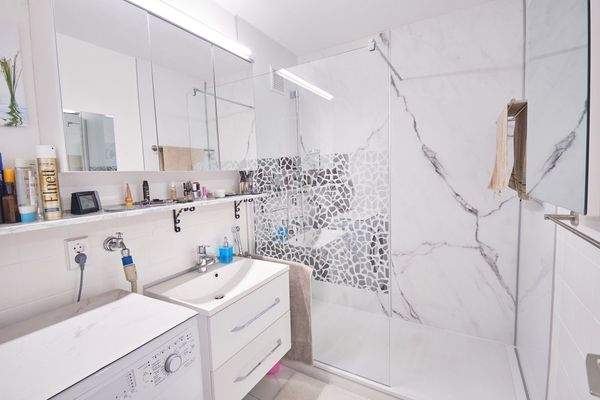 Badezimmer mit bodennaher Dusche