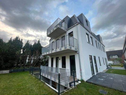 mit Putzfassade und anthrazitfarbenen Fenstern (vergleichbare Darstellung)