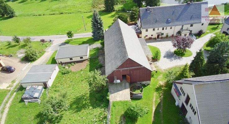 Wohnhaus, Scheune Garagen und Wiese