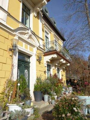 Haupteingang Wohnung 1 und Terrassenbereich