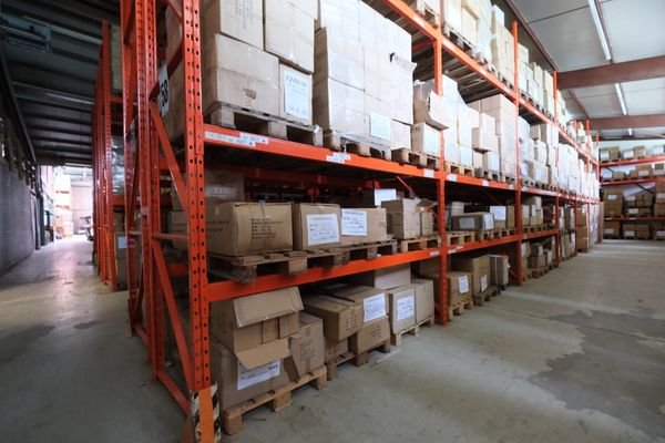 Gewerbe: Lagerbereich in der Halle
