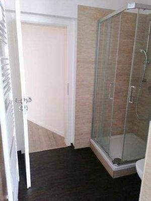 Bad 1 mit Wanne, Dusche, Fenster 