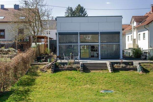Rückansicht mit Terrasse 