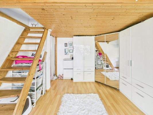 Schlafzimmer mit Spitzboden