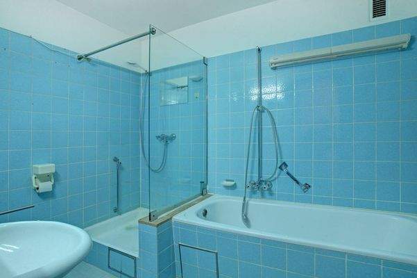 Bad mit Wanne, Dusche und WM-Anschluß