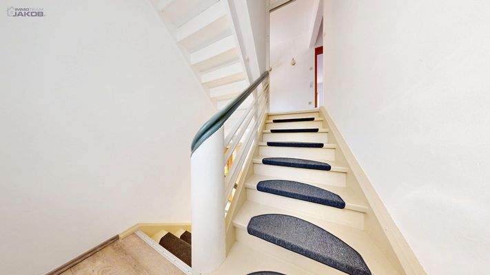 Treppe ins 1. OG