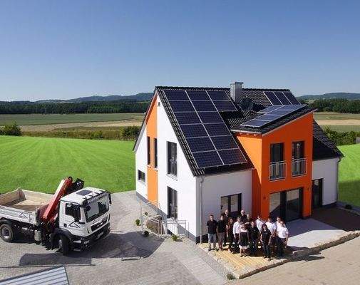 DEDI Bau Team und Musterhaus in Eschenau