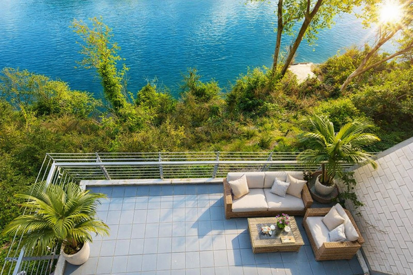 Terrasse1 mit Blick auf den Rhein.png