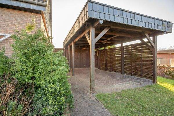 Carport mit Schuppen