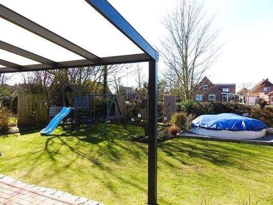 Blick von der Terrasse zum Pool