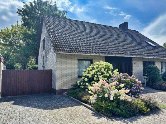 seitliche linke Straßenansicht mit Zugang auf den Hof