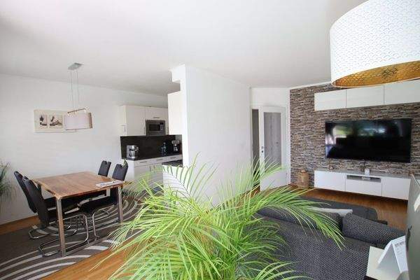 Traumhafte, neuwertige 3 Zi Gartenwohnung mit 400m² Eigengarten in Waidmannsdorf mit Tiefgarage