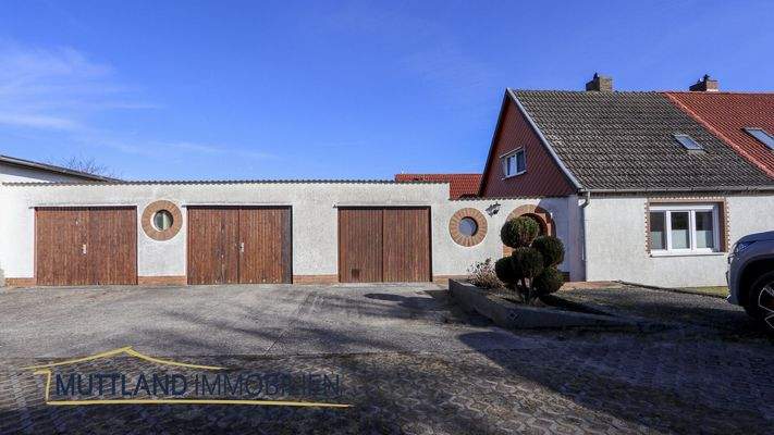 Hausansicht mit Garagen &amp; Carport