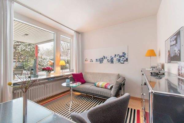 Gemütliche Leseecke mit Blick in den Garten