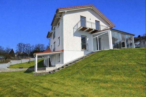 Hausansicht von Westen, schöne Hanglage