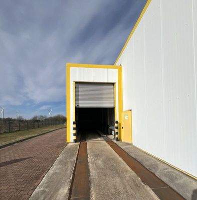 Überdachter LKW-Stellplatz-zugeschnitten