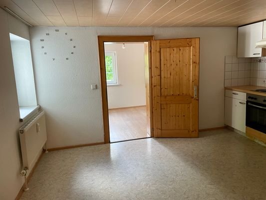 04 Küche mit Fenster und Türe zum Schlafzimmer.JPE