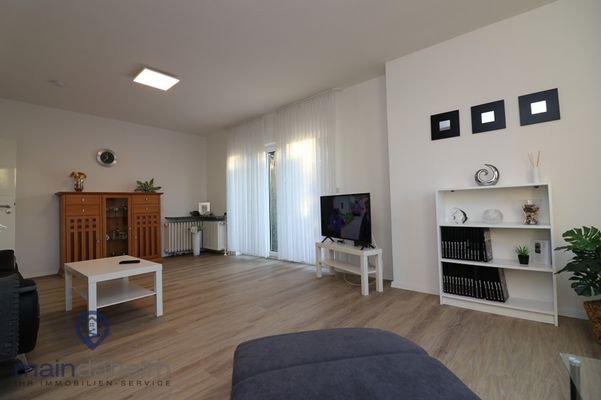 Wohnzimmer mit Zugang zur Terrasse