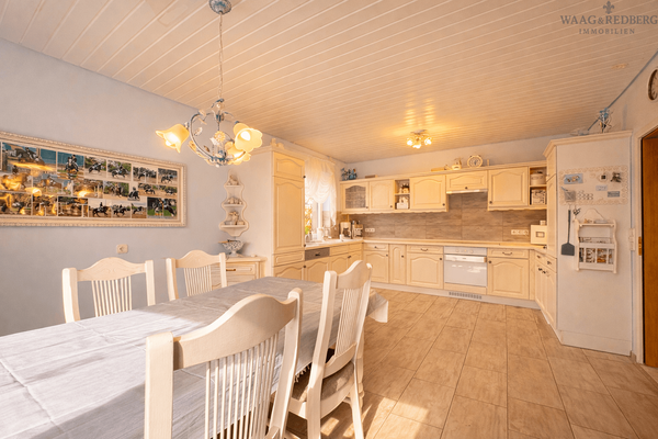 Charmante Einbauküche mit genügend platz für einen Esstisch 