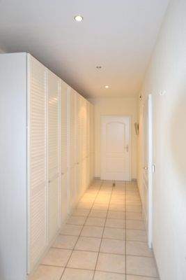 Zahlreiche Einbauschränke im Erd- und Kellergeschoss