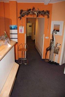 Flur zu den Behandlungsräumen.jpg