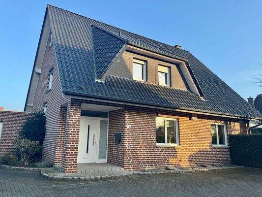 Die Frontseite mit Garage und Stellplatz