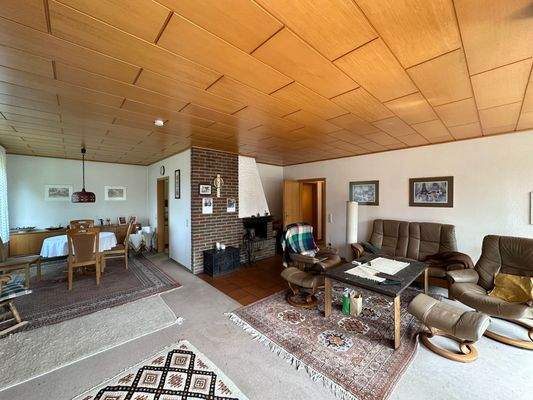 Großzügiger Wohn- und Essbereich mit Kamin