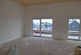 Wohnzimmer mit Blick auf Terrasse und Ort