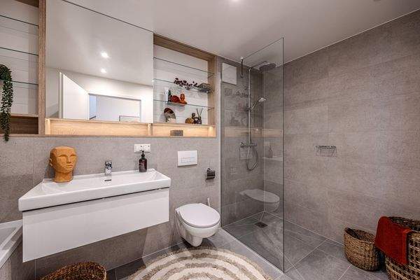 Bad mit bodengleicher Dusche.jpg