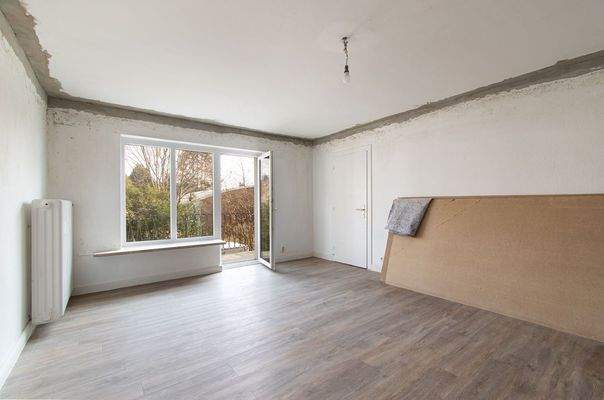 Helles Wohnzimmer mit Zugang zum Balkon