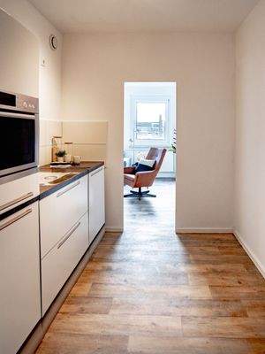 Schmale Küche mit Durchblick