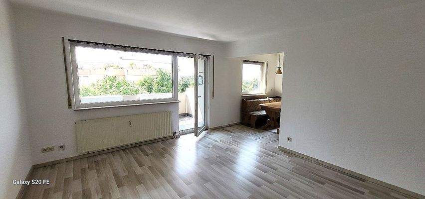 Wohnzimmer mit Blick zum Essplatz.jpg