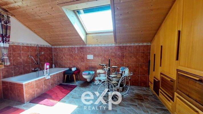 Bad mit Einbauschränken