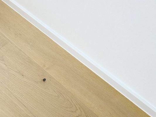 Elegante weiße Fußleisten