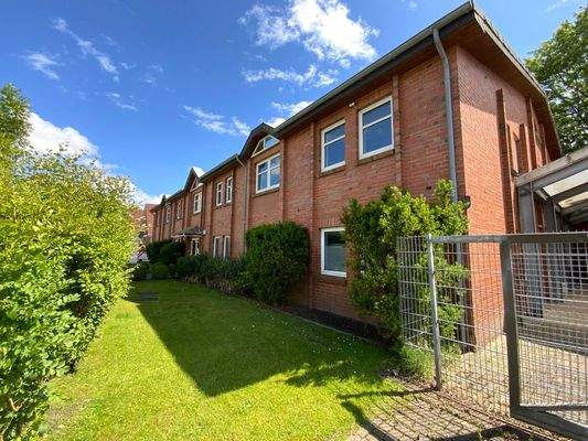 Straßen-und Seitenansicht / West