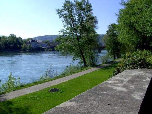 Ein Foto von der Rheinbadstr aus ca. 60m vom Haus entfernt.